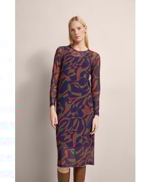 Maak een fashion statement met de Mesa jurk van bugatti. Met zijn grafische print en ronde halslijn geeft deze jurk je look een frisse touch. De normale pasvorm en het elastaangehalte maken hem comfortabel om te dragen. Perfect voor elegante gelegenheden of ontspannen vrijetijdsoutfits!