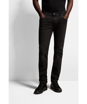 We hebben hem misschien gevonden - de perfecte jeans. Voor de perfecte look en nog meer authenticiteit is hier veel aandacht besteed aan details. De elastische Flexcity-stof zorgt voor een bijzonder hoog draagcomfort. Dit garandeert je tegelijkertijd veel bewegingsvrijheid en vormbehoud.