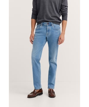 Deze bugatti-jeans met ¥slim fit' van een robuuste katoenmix met stretch bieden je maximale bewegingsvrijheid en comfort. Met zijn metalen ritssluiting, achterzakken en schommelzakken combineert deze jeans functionaliteit met moderne stijl. Een uitstekende keuze voor mannen die waarde hechten aan een goede pasvorm en duurzame kwaliteit.