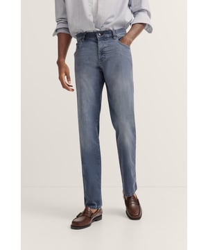 Dankzij de flexcity-technologie biedt deze bugatti-jeans je maximale bewegingsvrijheid en comfort. Gemaakt van een duurzame katoenmix en voorzien van een robuuste metalen ritssluiting, praktische swingzakken en een muntzakje. Deze jeans is onderhoudsvriendelijk en kreukvrij en is de ideale metgezel voor je dagelijkse leven, gecombineerd met een moderne, stijlvolle look.