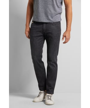 Deze bugatti jeans in een licht gebruikte look van een katoen/elastaanmix biedt niet alleen stijl, maar ook comfort. Met brede riemlussen en een nauwsluitende ¥Modern Fit` is deze jeans perfect voor de moderne man. Praktisch en gemakkelijk te onderhouden, zijn ze de ideale keuze voor dagelijks gebruik of voor speciale gelegenheden.