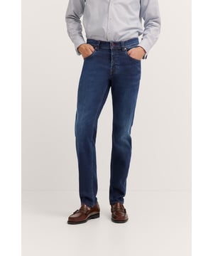 De ¥Slim Fit` jeans van bugatti combineren een moderne stijl met maximaal comfort dankzij de innovatieve Flexcity stretch. Met praktische achterzakken, een muntzakje en schommelzakken en een robuuste ritssluiting biedt deze jeans een perfecte pasvorm en veel bewegingsvrijheid.