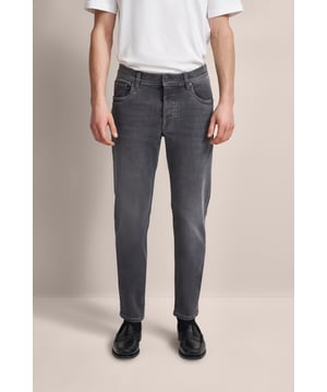 Ontdek de veelzijdigheid van bugatti jeans met een subtiele wassing voor een stijlvolle, casual look. Dit model is gemaakt van een katoen-elastaanmix en biedt uitstekend comfort en bewegingsvrijheid dankzij de flexcity afwerking. Voorzien van klassieke achterzakken, een muntzakje en schommelzakken en praktische riemlussen.