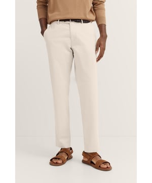 Die bugatti Chino mit ´Tapered Fit`Passform kombiniert einen modernen Schnitt mit flexiblem Komfort dank Elastananteil. Französische Taschen und eine elegante Leistentasche sorgen für ein stilvolles Design, während der Metall-Reißverschluss einen hochwertigen Akzent setzt. Perfekt für einen smarten, zeitgemäßen Look.