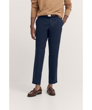 Die bugatti Chino mit ´Tapered Fit`Passform kombiniert einen modernen Schnitt mit flexiblem Komfort dank Elastananteil. Französische Taschen und eine elegante Leistentasche sorgen für ein stilvolles Design, während der Metall-Reißverschluss einen hochwertigen Akzent setzt. Perfekt für einen smarten, zeitgemäßen Look.