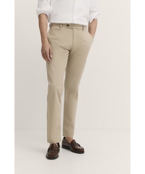 Deze chino's van bugatti zijn gemaakt van een hoogwaardige katoen-elastaanmix en bieden je een perfecte pasvorm en een hoog draagcomfort dankzij de stretchfunctie. Dankzij de ¥moderne pasvorm', rits- en knoopsluiting en duurzame, onderhoudsvriendelijke eigenschappen zijn ze de ideale keuze voor je stijlvolle dagelijkse look.