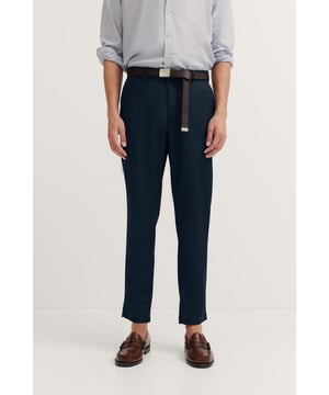 Die bugatti Chino aus einem hochwertigen Baumwoll-Mix bietet durch ihren Stretchanteil maximale Bewegungsfreiheit und Komfort. Ausgestattet mit einem praktischen Metall-Reißverschluss und eleganten französischen Taschen, verbindet sie Funktionalität mit stilvollem Design. Ob im Büro oder beim Wochenendausflug, diese Hose ist ein langlebiger Begleiter, der in keiner Garderobe fehlen sollte.