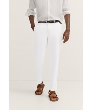 Die bugatti Chino mit ´Tapered Fit`Passform kombiniert einen modernen Schnitt mit flexiblem Komfort dank Elastananteil. Französische Taschen und eine elegante Leistentasche sorgen für ein stilvolles Design, während der Metall-Reißverschluss einen hochwertigen Akzent setzt. Perfekt für einen smarten, zeitgemäßen Look.