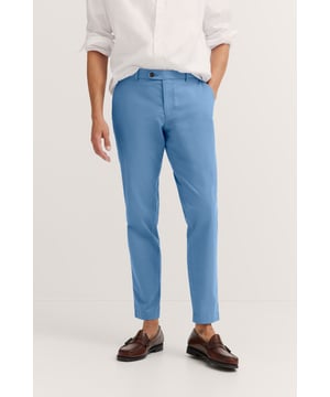 Die bugatti Chino mit ´Tapered Fit`Passform kombiniert einen modernen Schnitt mit flexiblem Komfort dank Elastananteil. Französische Taschen und eine elegante Leistentasche sorgen für ein stilvolles Design, während der Metall-Reißverschluss einen hochwertigen Akzent setzt. Perfekt für einen smarten, zeitgemäßen Look.