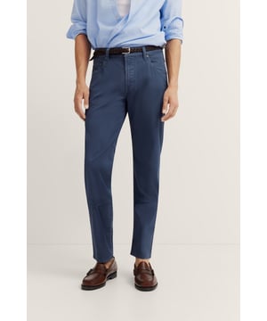 De bugatti broek met Flexcity-technologie biedt ultiem stretchcomfort en bewegingsvrijheid. De broek is gemaakt van een duurzame en onderhoudsvriendelijke materiaalmix en is voorzien van praktische achter- en swingzakken en een veilige rits- en knoopsluiting. Perfect voor comfortabel en stijlvol dagelijks gebruik.