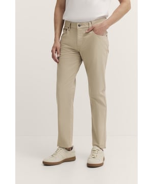 De bugatti broek met Flexcity-technologie biedt ultiem stretchcomfort en bewegingsvrijheid. De broek is gemaakt van een duurzame en onderhoudsvriendelijke materiaalmix en is voorzien van praktische achter- en swingzakken en een veilige rits- en knoopsluiting. Perfect voor comfortabel en stijlvol dagelijks gebruik.