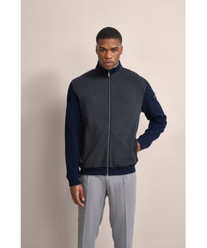 Voeg een vleugje klasse toe aan je casual look met het bugatti sweatjack. Dit model combineert een stijlvol houndstooth-patroon op de voorkant. Het is gemaakt van een comfortabele katoenmix en heeft een ritssluiting en steekzakken voor praktische details. De nauwsluitende pasvorm en geribde boorden zorgen voor een modern silhouet.