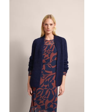 Hülle dich in die weiche Eleganz der Strickjacke von bugatti, gefertigt aus einer luxuriösen Alpaka-Wollmischung. Dieser lässige Cardigan im Patentstrick mit Raglanärmeln und offenem Design verspricht stilvolle Gemütlichkeit. Der schicke Schalkragen rundet das entspannte Erscheinungsbild perfekt ab!