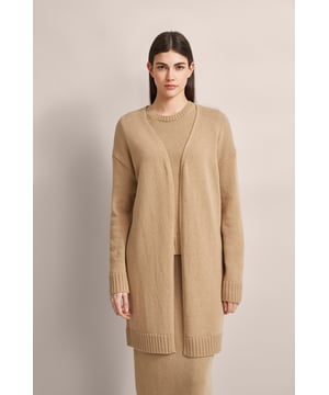 Ervaar luxe zachtheid met dit vest van bugatti. Gemaakt van een fijne wol- en kasjmiermix biedt dit langere vest met casual sjaalkraag en brede geribde manchetten optimaal comfort en stijl. Het is perfect voor frisse dagen en combineert elegantie met nonchalance in een veelzijdig ontwerp. Ideaal voor een chique laagjeslook!