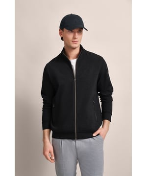 Entdecke das bugatti Sweatjacke mit eleganter, leichter Struktur. Dieses Modell verbindet Stil und Komfort mit farbigen Akzenten an den Reißverschlüssen und im Innenkragen. Aus einem Baumwoll-Elasthan-Mix gefertigt, sorgt es für eine körpernahe Passform durch den Modern Fit und bietet Flexibilität. Ausgestattet mit einem modernen Stehkragen, praktischen Eingrifftaschen und Rippenbündchen.