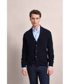 Ervaar een knusse stijl met het bugatti-vest! Dit model is gemaakt van een hoogwaardige wolmix en biedt een relaxte look met zijn casual sjaalkraag en knoopsluiting aan de voorkant. De opgestikte zakken bieden praktische opbergruimte en de geribde boorden zorgen voor een perfecte pasvorm. Ideaal voor frisse dagen!