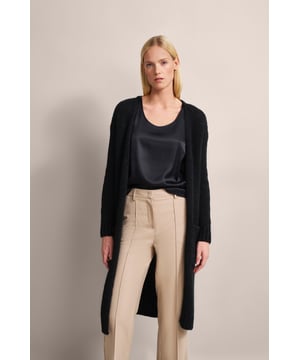 Hul jezelf in de elegante warmte van het bugatti-vest. Dit langere vest van een behaaglijke wolmix biedt een stijlvolle en comfortabele look met zijn lichte V-hals en brede geribde boorden. Perfect voor frisse dagen om een extra laagje verfijning aan je outfits toe te voegen!