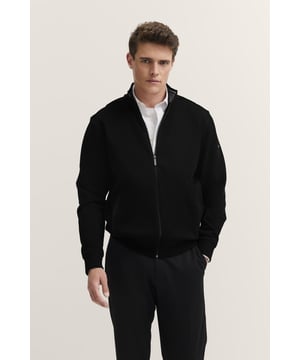 Het sweatshirt jack van bugatti combineert een sportieve stijl met functionele details. De opstaande kraag en verborgen ritsen op de paspelzakken zorgen voor een moderne look. Robuuste nylon elementen en de metalen logobadge op de linkermouw benadrukken het hoogwaardige ontwerp, terwijl de ¥regular fit` je optimaal comfort biedt.
