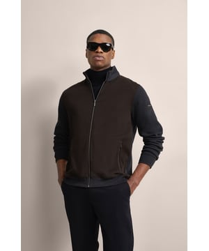 Erfrische deinen Casual-Look mit der bugatti Sweatjacke im trendigen Hahnentrittmuster. Gefertigt aus 100 % Baumwolle, verspricht diese Jacke optimalen Komfort. Der sportliche Collegekragen und praktische Eingrifftaschen sorgen für eine perfekte Mischung aus Funktionalität und Style. Die körpernahe Passform und Rippenbündchen garantieren eine moderne Silhouette!