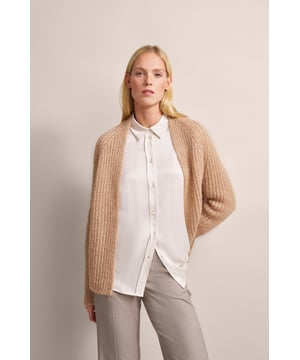 Hul jezelf in de casual charme van het tweekleurige vest van bugatti. Dit open vest van een luxueuze alpacawolmix maakt indruk met zijn unieke lakbreipatroon en knusse raglanmouwen. De flatterende sjaalkraag rondt het ontspannen ontwerp af. Een stijlvolle metgezel voor frisse dagen!