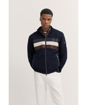 Dit bugatti sweatjack combineert stijl en comfort. De hoogwaardige katoenmix maakt het aangenaam om te dragen, terwijl de nauwsluitende moderne pasvorm een elegant silhouet creëert. De moderne opstaande kraag en doorlopende ritssluiting geven het jack een tijdloze look. Praktische zijzakken met ritssluiting bieden veilige opbergruimte. Een veelzijdige must-have voor stijlbewuste mannen!