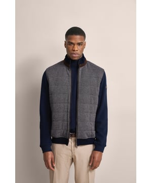 Entdecke die bugatti Sweatjacke für stilvolle Lässigkeit. Gefertigt aus 100 % Baumwolle, vereint die Jacke in Strickoptik Komfort mit Funktionalität. Ausgestattet mit Mikroma-Details, zwei seitlichen Reißverschlusstaschen und einer klassischen Selanik-Textur an den Ärmeln und am Rücken. Der Regular Fit und die Rippenbündchen garantieren eine perfekte Passform. Ideal für den Alltag und darüber hinaus!
