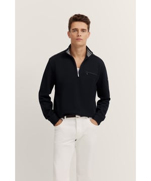 Der bugatti Sweat-Troyer mit ´Regular Fit`Passform kombiniert stilvolle Details mit hohem Tragekomfort. Nylonelemente und Kontraste am Stehkragen verleihen dem Troyer einen modernen Look, während die praktische Leistentasche am Ärmel und die Logo-Metallplakette am Kragen Akzente setzen. Perfekt für einen sportlich-eleganten Auftritt.