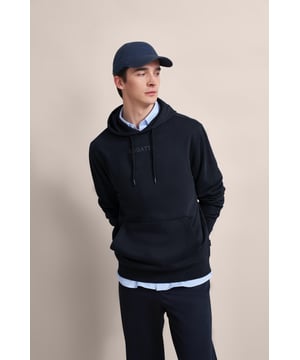 Setze ein Statement mit dem bugatti Sweatshirt-Hoodie! Aus einem weichen Baumwoll-Mix gefertigt, bietet dieses Kleidungsstück nicht nur Tragekomfort, sondern auch Stil mit einem auffälligen 3-D-Print auf der Brust. Die Kapuze und die körpernahe Passform sorgen für eine moderne Silhouette, während die Rippenbündchen den Look abrunden!