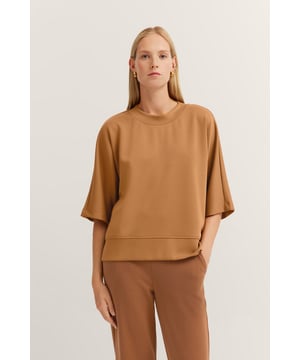 Fühle Dich wohl in dem kurzärmeligen oversized Sweatshirt von bugatti aus elastischen Modalmix für höchsten Tragekomfort. Der Rundhalsausschnitt und die Seitenschlitze bieten eine lässige Passform und optimale Bewegungsfreiheit - ideal für warme Tage. Bestelle jetzt Dein neues Lieblingsstück und setze ein modisches Statement mit bugatti.