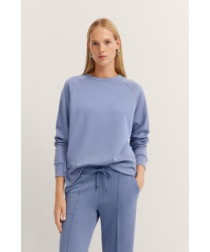 Erlebe mit dem Sweatshirt von bugatti ultimativen Komfort und Stil für Deine lässigen Freizeitlooks. Der weiche Modalmix sorgt für ein angenehmes Tragegefühl, während die seitlichen Reißverschlüsse Deinem Outfit eine individuelle Note verleihen.