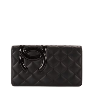 Chanel Accesorios Cambon Wallet  Billetera en Negro/Rosa Piel de becerro y Plata hardware. El producto esta en Perfectas Condiciones (AA).
  18x10x2 cm 
  Accesorios incluidos: Sticker
  
  BrandCo Paris encuentra artículos raros y en las mejores condiciones a precios increíbles. ¡Vale la pena tener paciencia! Compra con confianza: todos los artículos de BrandCo Paris son seleccionados y autenticados cuidadosamente por nuestro equipo de expertos.
  Todos los artículos vienen con un certificado de autenticidad y un embalaje entregado por BrandCo Paris.
  Tabla de clasificación de la condición del artículo
  N (como nuevo)
  AA (perfecto estado)
  A (excelente estado)
  AB (muy buen estado)
  B (bueno/regular)