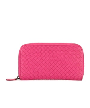 Bottega Veneta Accesorios Intrecciato Zip Around Wallet  Billetera en Rosa Piel de becerro y Bronce hardware. El producto esta en Excelentes Condiciones (A).
  19x10.5x2 cm 
  Accesorios incluidos: None
  Notas de Exterior: Arrugas y cuero descolorido
  BrandCo Paris encuentra artículos raros y en las mejores condiciones a precios increíbles. ¡Vale la pena tener paciencia! Compra con confianza: todos los artículos de BrandCo Paris son seleccionados y autenticados cuidadosamente por nuestro equipo de expertos.
  Todos los artículos vienen con un certificado de autenticidad y un embalaje entregado por BrandCo Paris.
  Tabla de clasificación de la condición del artículo
  N (como nuevo)
  AA (perfecto estado)
  A (excelente estado)
  AB (muy buen estado)
  B (bueno/regular)