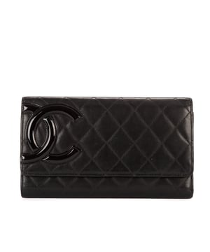 Chanel Accesorios Cambon Wallet  Billetera en Negro/Rosa Piel de becerro y Plata hardware. El producto esta en Perfectas Condiciones (AA).
  20x11x2.5 cm 
  Accesorios incluidos: Sticker; Card
  Notas de Exterior: Marcas de uñas
  BrandCo Paris encuentra artículos raros y en las mejores condiciones a precios increíbles. ¡Vale la pena tener paciencia! Compra con confianza: todos los artículos de BrandCo Paris son seleccionados y autenticados cuidadosamente por nuestro equipo de expertos.
  Todos los artículos vienen con un certificado de autenticidad y un embalaje entregado por BrandCo Paris.
  Tabla de clasificación de la condición del artículo
  N (como nuevo)
  AA (perfecto estado)
  A (excelente estado)
  AB (muy buen estado)
  B (bueno/regular)