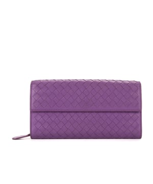 Bottega Veneta Accesorios Bifold Long Wallet  Billetera en Morado Piel de becerro y Bronce hardware. El producto esta en Perfectas Condiciones (AA).
  19x9.5x2 cm 
  Accesorios incluidos: None
  Notas de Exterior: Arrugas de cuero
  BrandCo Paris encuentra artículos raros y en las mejores condiciones a precios increíbles. ¡Vale la pena tener paciencia! Compra con confianza: todos los artículos de BrandCo Paris son seleccionados y autenticados cuidadosamente por nuestro equipo de expertos.
  Todos los artículos vienen con un certificado de autenticidad y un embalaje entregado por BrandCo Paris.
  Tabla de clasificación de la condición del artículo
  N (como nuevo)
  AA (perfecto estado)
  A (excelente estado)
  AB (muy buen estado)
  B (bueno/regular)