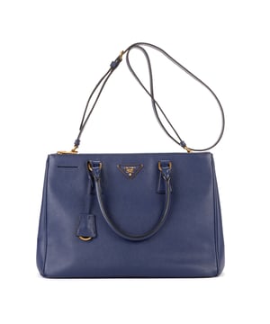 Prada Taschen Galleria Medium Handtasche und Marine Kalbsleder und Gold hardware. Das Produkt ist auf in einwandfreiem Zustand (AA).
  Abmessungen: 35x25x16 cm 
  Zubehör inklusive: Strap; Clochette with ring
  Äußere Hinweise: Verblasstes Leder um die Ecken
Innenhinweise: Nägel markieren
Hardware-Hinweise: Verfärbungen & Kratzer
  BrandCo Paris hat seltene Artikel und die besten Konditionen zu unglaublichen Preisen vorgestellt. Geduld lohnt sich! Kaufen Sie mit Vertrauen: Alle Artikel von BrandCo Paris sind von unserem Expertenteam ausgewählt und authentisch.
  Alle Artikel enthalten ein Echtheitszertifikat und wurden von BrandCo Paris übernommen.
  Tabelle zur Klassifizierung des Artikelzustands
  N (wie neu)
  AA (perfekter Zustand)
  A (ausgezeichneter Zustand)
  AB (sehr guter Zustand)
  B (gut/mittelmäßig)