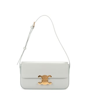 Celine Bolsos Teen Triomphe Azul  Bolsos en Azul claro Piel de becerro y Oro hardware. El producto esta en Perfectas Condiciones (AA).
  Dimensiones: 21x11.5x4.5 cm 
  Accesorios incluidos: Dustbag
  
  BrandCo Paris encuentra artículos raros y en las mejores condiciones a precios increíbles. ¡Vale la pena tener paciencia! Compra con confianza: todos los artículos de BrandCo Paris son seleccionados y autenticados cuidadosamente por nuestro equipo de expertos.
  Todos los artículos vienen con un certificado de autenticidad y un embalaje entregado por BrandCo Paris.
  Tabla de clasificación de la condición del artículo
  N (como nuevo)
  AA (perfecto estado)
  A (excelente estado)
  AB (muy buen estado)
  B (bueno/regular)