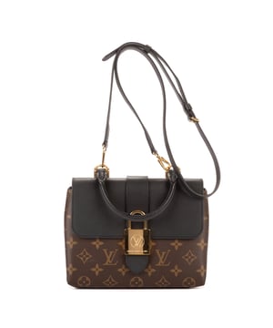 Louis Vuitton Tassen Locky BB BB Tassen in de Bruin/Zwart Gecoat canvas in de Gouden Messing  hardware. Het product is in In Uitstekende Staat (A).
  Afmetingen: 21x15x7.5 cm 
  Inclusief accessoires: Strap
  Opmerkingen over de binnenkant: Licht verkleurd suède aan de binnenkant
Opmerkingen over de hardware: Krassen op logo op de voorkant Hardware
  BrandCo Paris vindt zeldzame artikelen in de beste staat voor ongelooflijke prijzen. Het is de moeite waard om geduldig te zijn! Koop met vertrouwen: alle artikelen van BrandCo Paris worden zorgvuldig geselecteerd en geverifieerd door ons team van experts.

  Alle artikelen worden geleverd met een certificaat van echtheid en verpakt door BrandCo Paris.

  Classificatietabel voor de conditie van het artikel:

  N (als nieuw)
  AA (perfecte staat)
  A (uitstekende staat)
  AB (zeer goede staat)
  B (goede/redelijke staat)