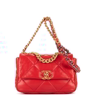 Chanel Bolsos Classic 19 Flap  Bolsos en Rojo Piel de becerro y Oro/Gunmetal/Plata hardware. El producto esta en Excelentes Condiciones (A).
  Dimensiones: 25x18x7 cm 
  Accesorios incluidos: Stickers; Card
  Notas de Exterior: Arrugas
Notas de Hardware: Rayones y descoloridos
  BrandCo Paris encuentra artículos raros y en las mejores condiciones a precios increíbles. ¡Vale la pena tener paciencia! Compra con confianza: todos los artículos de BrandCo Paris son seleccionados y autenticados cuidadosamente por nuestro equipo de expertos.
  Todos los artículos vienen con un certificado de autenticidad y un embalaje entregado por BrandCo Paris.
  Tabla de clasificación de la condición del artículo
  N (como nuevo)
  AA (perfecto estado)
  A (excelente estado)
  AB (muy buen estado)
  B (bueno/regular)