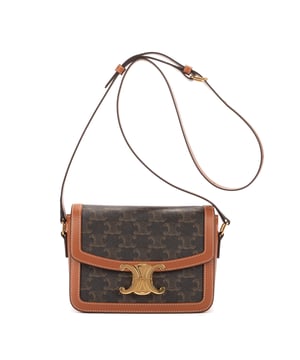 Celine Bolsos Classique Triomphe Canvas  Bolsos en Marrón/Negro Lienzo y Oro hardware. El producto esta en Perfectas Condiciones (AA).
  Dimensiones: 18x12x7 cm 
  Accesorios incluidos: Dustbag
  
  BrandCo Paris encuentra artículos raros y en las mejores condiciones a precios increíbles. ¡Vale la pena tener paciencia! Compra con confianza: todos los artículos de BrandCo Paris son seleccionados y autenticados cuidadosamente por nuestro equipo de expertos.
  Todos los artículos vienen con un certificado de autenticidad y un embalaje entregado por BrandCo Paris.
  Tabla de clasificación de la condición del artículo
  N (como nuevo)
  AA (perfecto estado)
  A (excelente estado)
  AB (muy buen estado)
  B (bueno/regular)