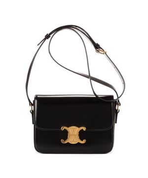 Celine Bolsos Classique Triomphe Negro  Bolsos en Negro Piel de becerro y Oro hardware. El producto esta en Perfectas Condiciones (AA).
  Dimensiones: 18x12x7 cm 
  Accesorios incluidos: Dustbag
  
  BrandCo Paris encuentra artículos raros y en las mejores condiciones a precios increíbles. ¡Vale la pena tener paciencia! Compra con confianza: todos los artículos de BrandCo Paris son seleccionados y autenticados cuidadosamente por nuestro equipo de expertos.
  Todos los artículos vienen con un certificado de autenticidad y un embalaje entregado por BrandCo Paris.
  Tabla de clasificación de la condición del artículo
  N (como nuevo)
  AA (perfecto estado)
  A (excelente estado)
  AB (muy buen estado)
  B (bueno/regular)