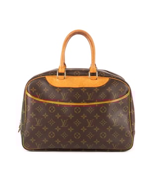 Louis Vuitton Bolsos Deauville  Bolso en Marrón Lona recubierta y Latón dorado hardware. El producto esta en Excelentes Condiciones (A).
  Dimensiones: 35x25x15 cm 
  Accesorios incluidos: NONE
  
  BrandCo Paris encuentra artículos raros y en las mejores condiciones a precios increíbles. ¡Vale la pena tener paciencia! Compra con confianza: todos los artículos de BrandCo Paris son seleccionados y autenticados cuidadosamente por nuestro equipo de expertos.
  Todos los artículos vienen con un certificado de autenticidad y un embalaje entregado por BrandCo Paris.
  Tabla de clasificación de la condición del artículo
  N (como nuevo)
  AA (perfecto estado)
  A (excelente estado)
  AB (muy buen estado)
  B (bueno/regular)