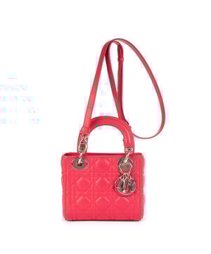 Dior Bolsos Mini Lady Dior Mini Bolso de hombro en Rosa fucsia Piel de becerro y Plata hardware. El producto esta en Perfectas Condiciones (AA).
  Dimensiones: 17x14.5x6 cm 
  Accesorios incluidos: Strap; Dior Charm
  
  BrandCo Paris encuentra artículos raros y en las mejores condiciones a precios increíbles. ¡Vale la pena tener paciencia! Compra con confianza: todos los artículos de BrandCo Paris son seleccionados y autenticados cuidadosamente por nuestro equipo de expertos.
  Todos los artículos vienen con un certificado de autenticidad y un embalaje entregado por BrandCo Paris.
  Tabla de clasificación de la condición del artículo
  N (como nuevo)
  AA (perfecto estado)
  A (excelente estado)
  AB (muy buen estado)
  B (bueno/regular)