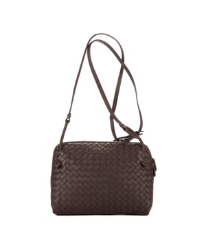 Bottega Veneta Bolsos Nodini  Bolso de hombro en Marrón Piel de becerro y Metal negro hardware. El producto esta en Perfectas Condiciones (AA).
  Dimensiones: 22.5x19x4.5 cm 
  Accesorios incluidos: Mirror
  
  BrandCo Paris encuentra artículos raros y en las mejores condiciones a precios increíbles. ¡Vale la pena tener paciencia! Compra con confianza: todos los artículos de BrandCo Paris son seleccionados y autenticados cuidadosamente por nuestro equipo de expertos.
  Todos los artículos vienen con un certificado de autenticidad y un embalaje entregado por BrandCo Paris.
  Tabla de clasificación de la condición del artículo
  N (como nuevo)
  AA (perfecto estado)
  A (excelente estado)
  AB (muy buen estado)
  B (bueno/regular)