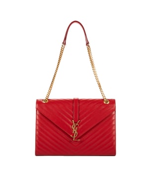 Yves Saint Laurent Bolsos Enveloppe Wallet On Chain  Bolso de hombro en Naranja Piel de becerro y Oro hardware. El producto esta en Perfectas Condiciones (AA).
  Dimensiones: 31x22.5x6 cm 
  Accesorios incluidos: Card; Dustbag
  
  BrandCo Paris encuentra artículos raros y en las mejores condiciones a precios increíbles. ¡Vale la pena tener paciencia! Compra con confianza: todos los artículos de BrandCo Paris son seleccionados y autenticados cuidadosamente por nuestro equipo de expertos.
  Todos los artículos vienen con un certificado de autenticidad y un embalaje entregado por BrandCo Paris.
  Tabla de clasificación de la condición del artículo
  N (como nuevo)
  AA (perfecto estado)
  A (excelente estado)
  AB (muy buen estado)
  B (bueno/regular)