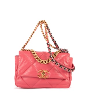 Chanel Bolsos Classic 19 Flap  Bolso de hombro en Rosa Piel de becerro y Oro/Plata hardware. El producto esta en Excelentes Condiciones (A).
  Dimensiones: 25x17x8 cm 
  Accesorios incluidos: None
  Notas de Exterior: Cuero arrugado
Notas de Hardware: Ligeramente descolorido y rayones
Notas de la correa/asa: Marcas de Cadena y Clavos Decolorados
  BrandCo Paris encuentra artículos raros y en las mejores condiciones a precios increíbles. ¡Vale la pena tener paciencia! Compra con confianza: todos los artículos de BrandCo Paris son seleccionados y autenticados cuidadosamente por nuestro equipo de expertos.
  Todos los artículos vienen con un certificado de autenticidad y un embalaje entregado por BrandCo Paris.
  Tabla de clasificación de la condición del artículo
  N (como nuevo)
  AA (perfecto estado)
  A (excelente estado)
  AB (muy buen estado)
  B (bueno/regular)