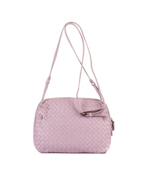 Bottega Veneta Bolsos Nodini  Bolso de hombro en Morado Piel de becerro y Metal negro hardware. El producto esta en Perfectas Condiciones (AA).
  Dimensiones: 22.5x19x4.5 cm 
  Accesorios incluidos: None
  Notas de Exterior: Arrugas de cuero
  BrandCo Paris encuentra artículos raros y en las mejores condiciones a precios increíbles. ¡Vale la pena tener paciencia! Compra con confianza: todos los artículos de BrandCo Paris son seleccionados y autenticados cuidadosamente por nuestro equipo de expertos.
  Todos los artículos vienen con un certificado de autenticidad y un embalaje entregado por BrandCo Paris.
  Tabla de clasificación de la condición del artículo
  N (como nuevo)
  AA (perfecto estado)
  A (excelente estado)
  AB (muy buen estado)
  B (bueno/regular)
