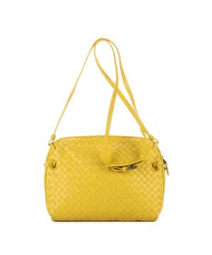 Bottega Veneta Bolsos Nodini  Bolso de hombro en Amarillo Piel de becerro y Metal negro hardware. El producto esta en Perfectas Condiciones (AA).
  Dimensiones: 22.5x19x4.5 cm 
  Accesorios incluidos: None
  
  BrandCo Paris encuentra artículos raros y en las mejores condiciones a precios increíbles. ¡Vale la pena tener paciencia! Compra con confianza: todos los artículos de BrandCo Paris son seleccionados y autenticados cuidadosamente por nuestro equipo de expertos.
  Todos los artículos vienen con un certificado de autenticidad y un embalaje entregado por BrandCo Paris.
  Tabla de clasificación de la condición del artículo
  N (como nuevo)
  AA (perfecto estado)
  A (excelente estado)
  AB (muy buen estado)
  B (bueno/regular)