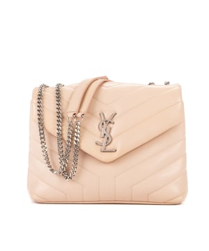 Yves Saint Laurent Bolsos Loulou Small Bolso de hombro en Beige Piel de becerro y Plata hardware. El producto esta en Perfectas Condiciones (AA).
  Dimensiones: 23x16x8.5 cm 
  Accesorios incluidos: None
  Notas de Exterior: Mancha azul claro en la parte inferior
Notas de Hardware: Rasguños leves
  BrandCo Paris encuentra artículos raros y en las mejores condiciones a precios increíbles. ¡Vale la pena tener paciencia! Compra con confianza: todos los artículos de BrandCo Paris son seleccionados y autenticados cuidadosamente por nuestro equipo de expertos.
  Todos los artículos vienen con un certificado de autenticidad y un embalaje entregado por BrandCo Paris.
  Tabla de clasificación de la condición del artículo
  N (como nuevo)
  AA (perfecto estado)
  A (excelente estado)
  AB (muy buen estado)
  B (bueno/regular)