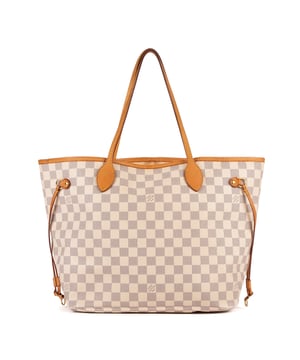 Louis Vuitton Tassen Neverfull MM Schoudertas in de Wit Gecoat canvas in de Gouden Messing  hardware. Het product is in In Perfecte Staat (AA).
  Afmetingen: 31.5x28.5x16 cm 
  Inclusief accessoires: None
  Opmerkingen over de buitenkant: Watervlekken op vachetta
Opmerkingen over de binnenkant: Stoffig
  BrandCo Paris vindt zeldzame artikelen in de beste staat voor ongelooflijke prijzen. Het is de moeite waard om geduldig te zijn! Koop met vertrouwen: alle artikelen van BrandCo Paris worden zorgvuldig geselecteerd en geverifieerd door ons team van experts.

  Alle artikelen worden geleverd met een certificaat van echtheid en verpakt door BrandCo Paris.

  Classificatietabel voor de conditie van het artikel:

  N (als nieuw)
  AA (perfecte staat)
  A (uitstekende staat)
  AB (zeer goede staat)
  B (goede/redelijke staat)