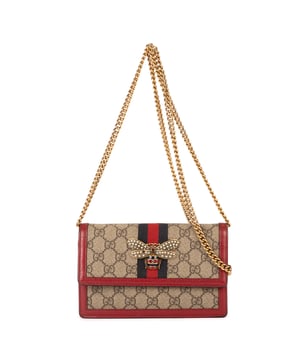 Gucci Tassen Queen Margaret Crossbody Mini Schoudertas in de Beige/Rood Gecoat canvas in de Goud  hardware. Het product is in In Perfecte Staat (AA).
  Afmetingen: 20x12x3 cm 
  Inclusief accessoires: None
  Opmerkingen over de hardware: Verkleurd & Krassen
  BrandCo Paris vindt zeldzame artikelen in de beste staat voor ongelooflijke prijzen. Het is de moeite waard om geduldig te zijn! Koop met vertrouwen: alle artikelen van BrandCo Paris worden zorgvuldig geselecteerd en geverifieerd door ons team van experts.

  Alle artikelen worden geleverd met een certificaat van echtheid en verpakt door BrandCo Paris.

  Classificatietabel voor de conditie van het artikel:

  N (als nieuw)
  AA (perfecte staat)
  A (uitstekende staat)
  AB (zeer goede staat)
  B (goede/redelijke staat)